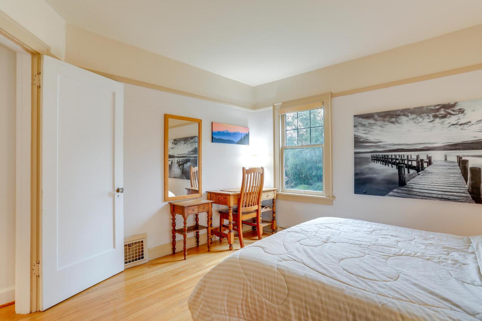 Charming Tudor-style Near Lake! Apartment