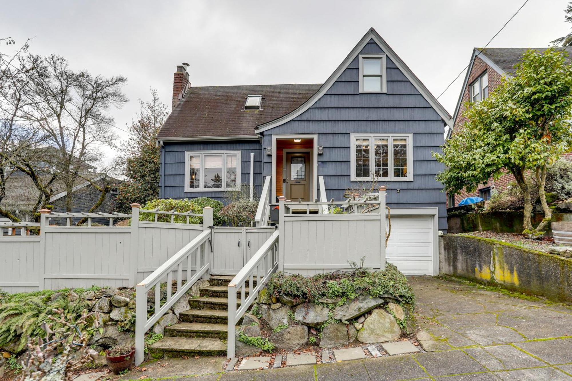 Charming Tudor-style Near Lake! Apartment *
