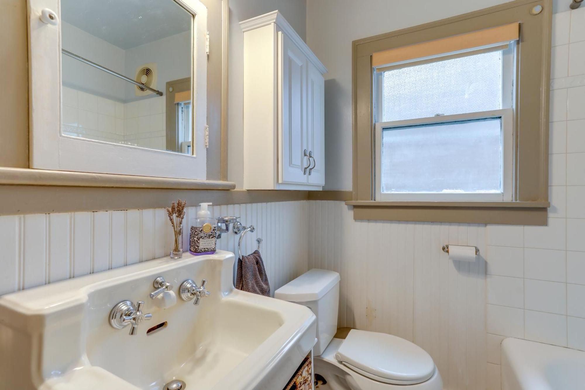 Charming Tudor-style Near Lake! Apartment Seattle