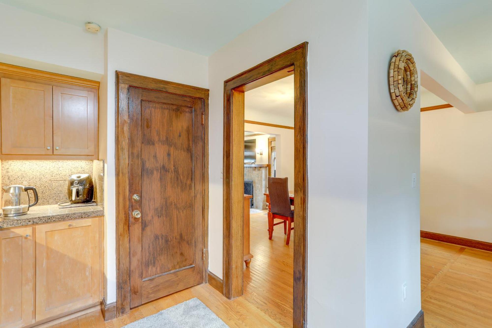 Charming Tudor-style Near Lake! Apartment Seattle