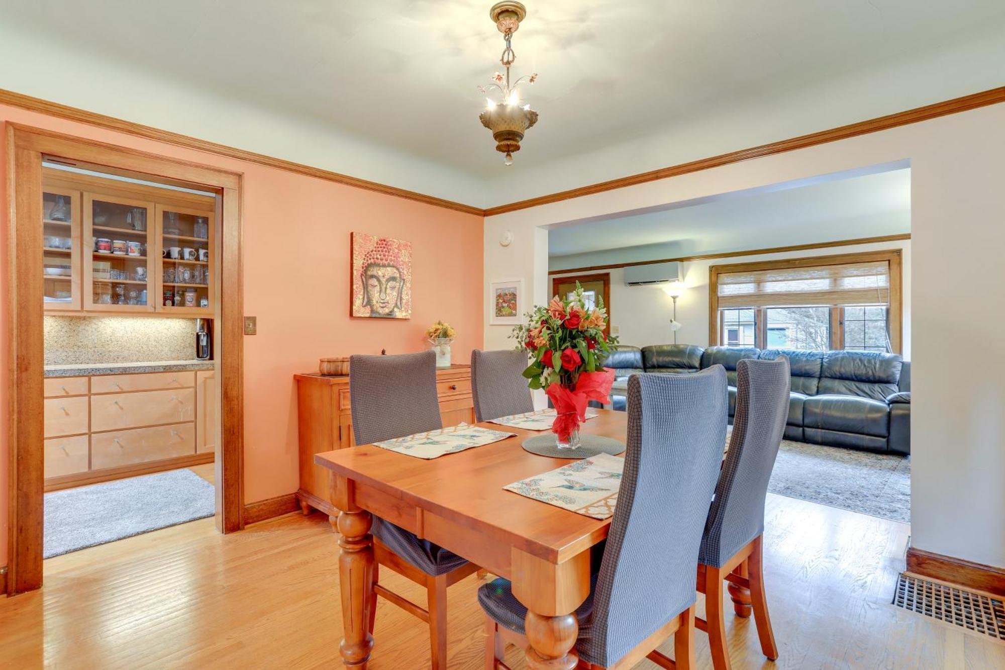 Charming Tudor-style Near Lake! Apartment *