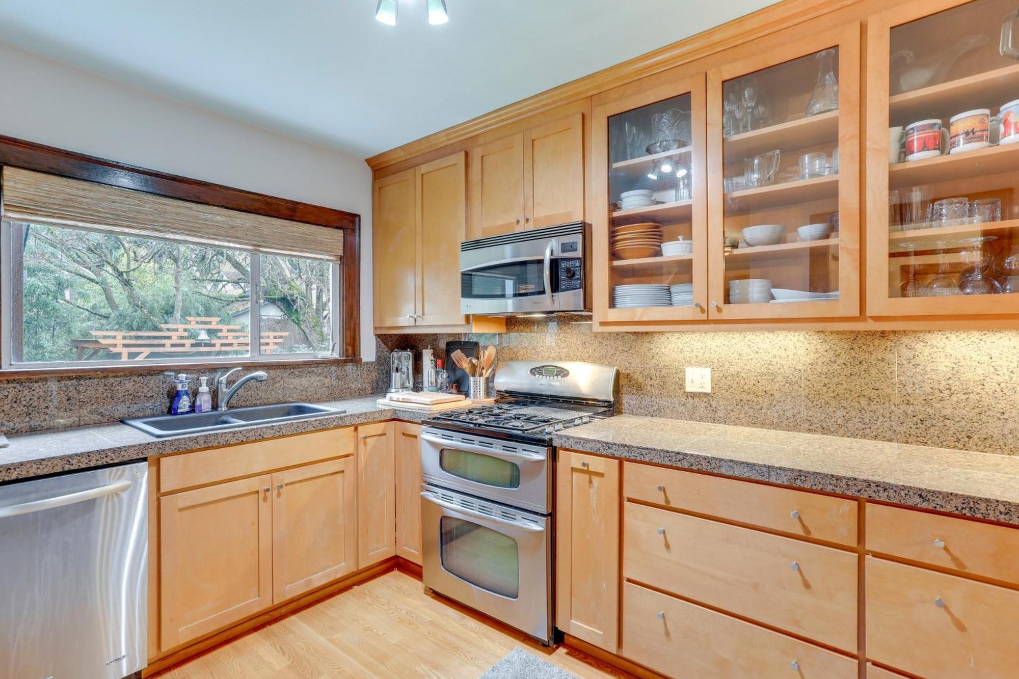 Apartment Charming Tudor-style Near Lake! *