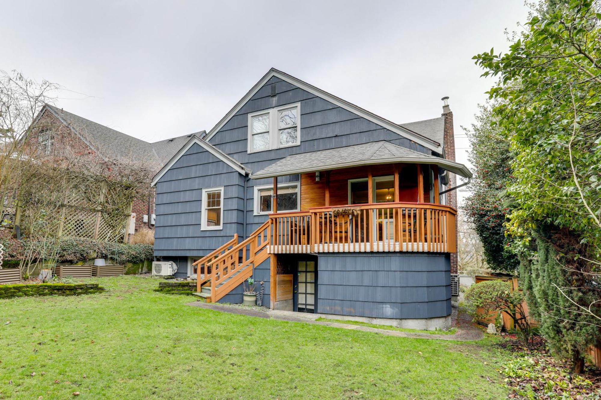 Charming Tudor-style Near Lake! Apartment Seattle