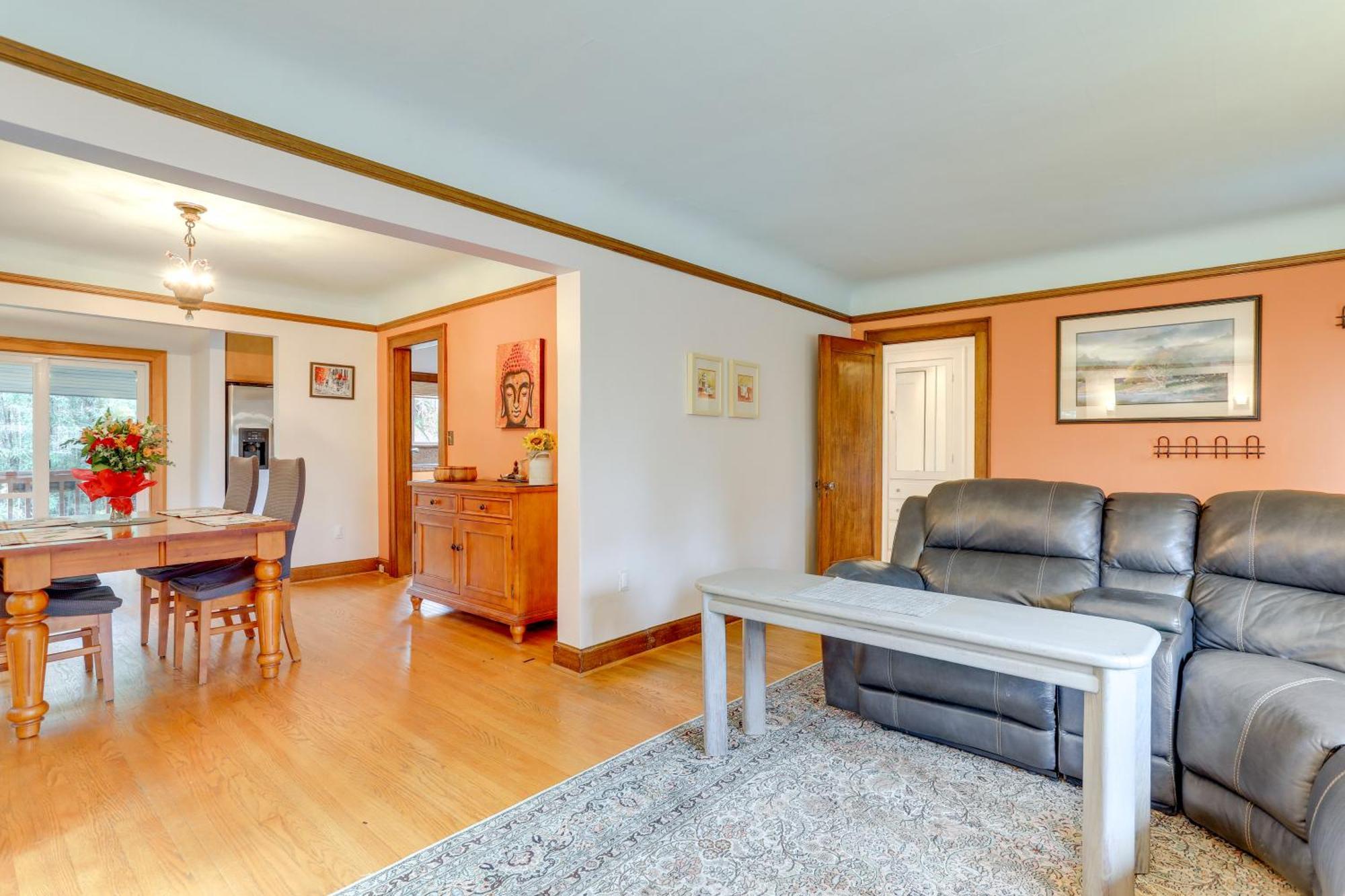 Apartment Charming Tudor-style Near Lake! *