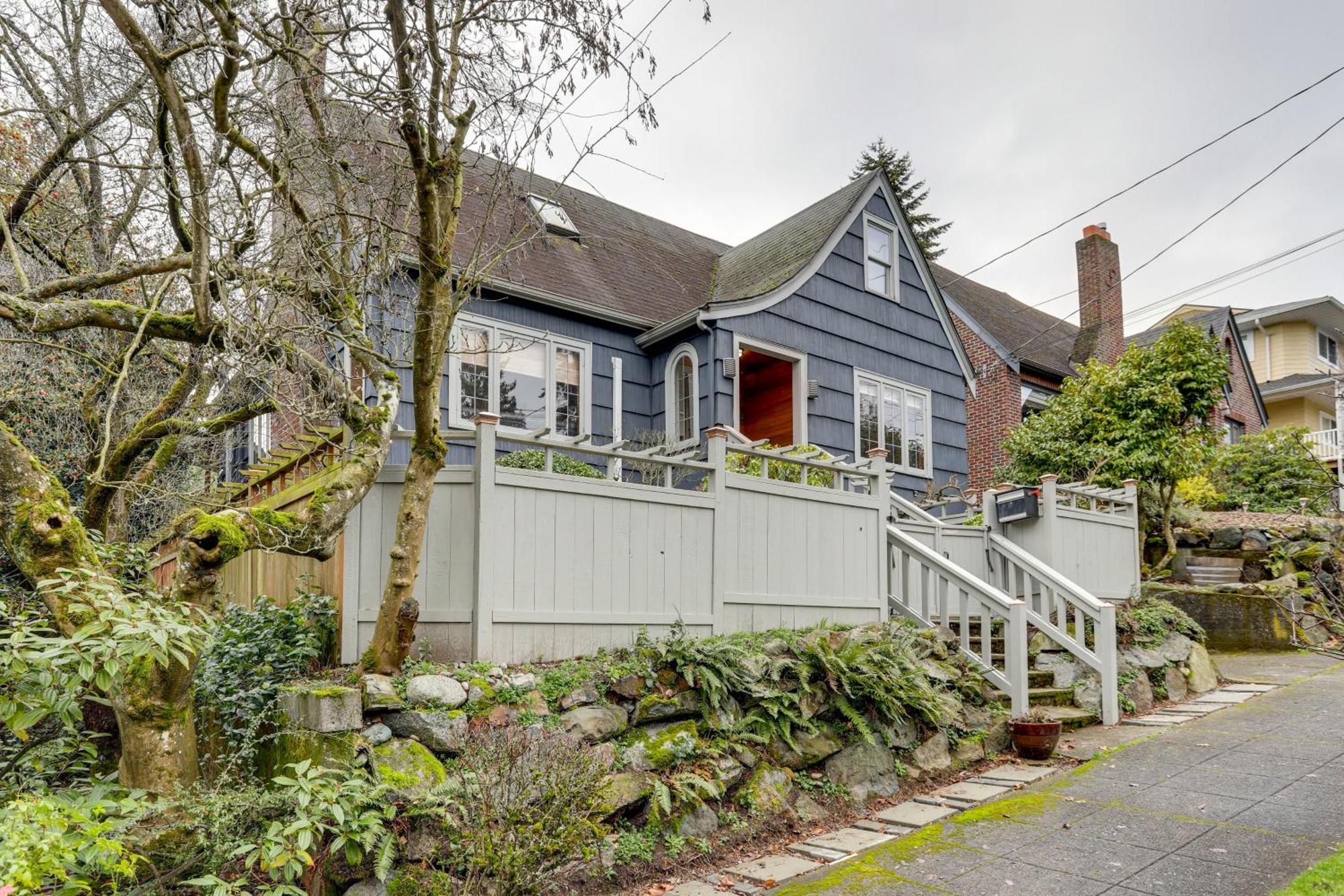 Charming Tudor-style Near Lake!